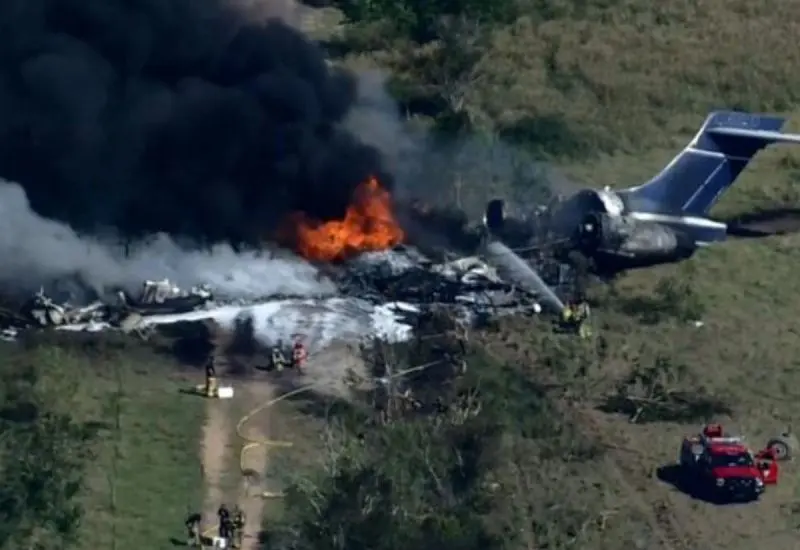 El avionazo ocurrió en un área despoblada próxima al Aeropuerto Ejecutivo de Houston, en el condado de Waller.