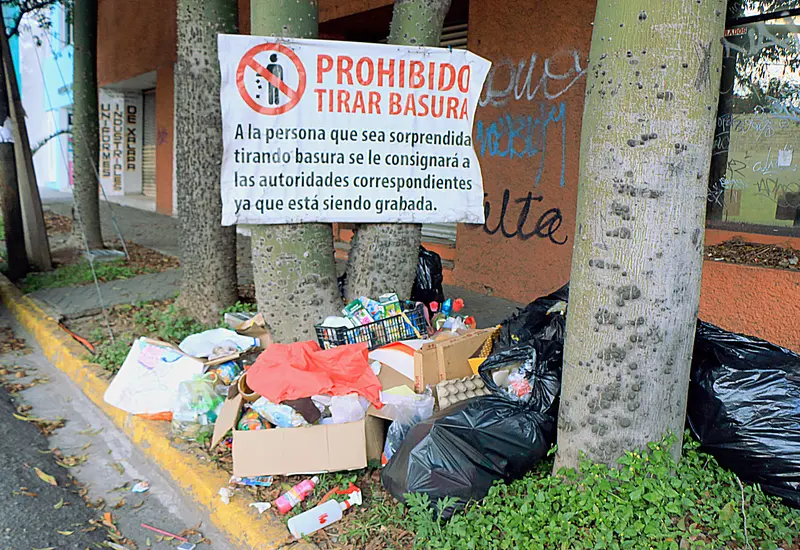 Bolsas de basura tirada en las calles