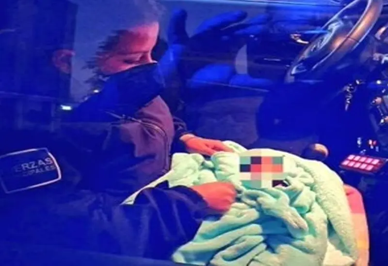 Personal médico brinda atención a bebé
