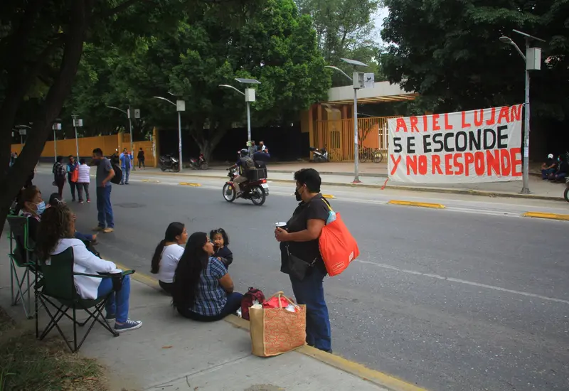Personas bloqueando Ciudad Universitaria