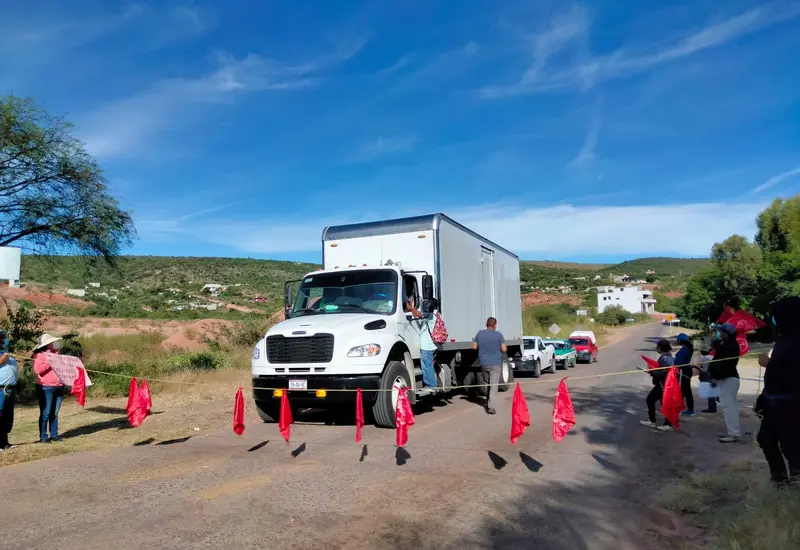 Extrabajadores bloquean carretera