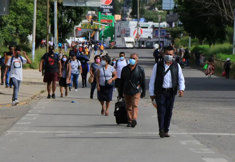 Gente caminando por bloqueos.