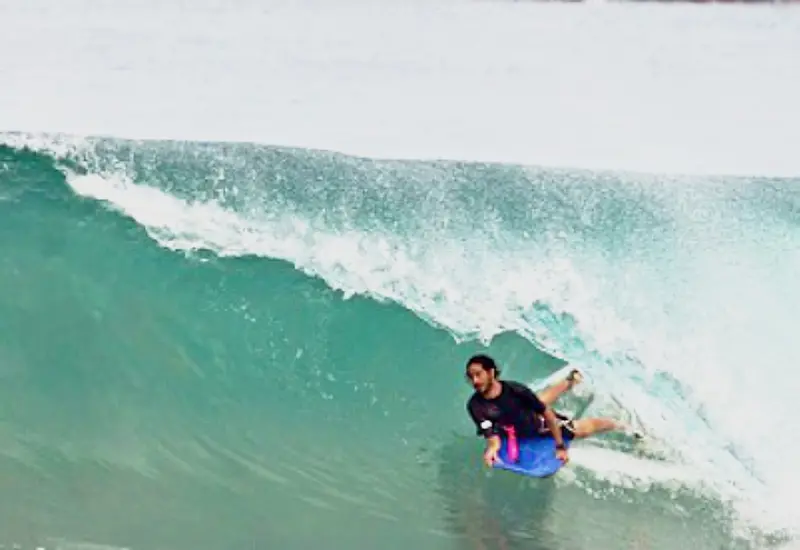 Surfer en el mar