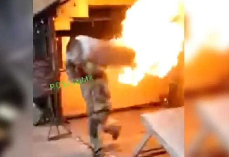 En el video se ve que las llamas no ceden pese a que los bomberos se esfuerzan por sofocarlas. 