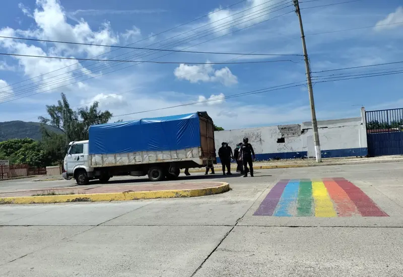 Policías ayudando a camión averiado