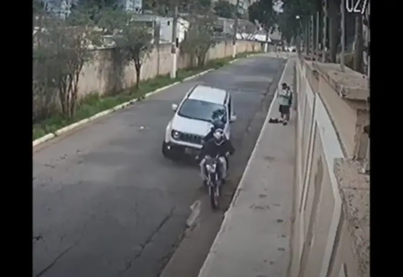 Se observa cómo dos asaltantes detuvieron a una persona que caminaba en la banqueta; sin embargo, el conductor de una camioneta notó lo que sucedía, imprimió velocidad, los centró y embistió, pese a que el conductor de la moto intentó escapar.