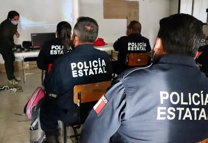 Policías recibiendo capacitación