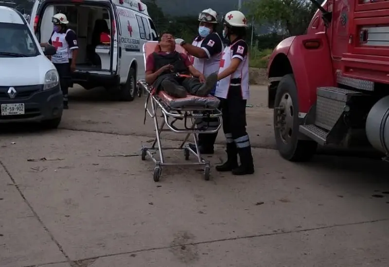 Cargador atendido por elementos de la Cruz Roja