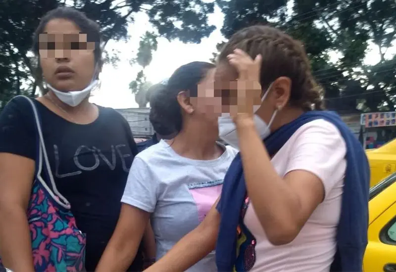Mujeres esposadas