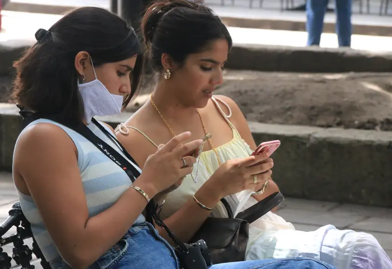 Personas viendo el celular 