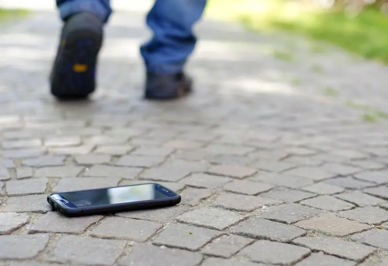 “Si ven un celular tirado junto a sus autos, por favor no los levanten”, alertan víctimas de extorsión.