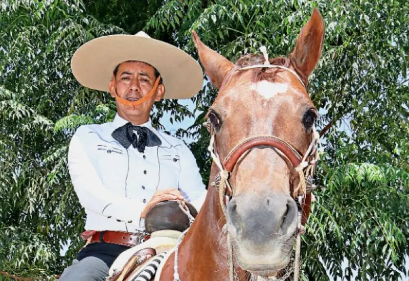 Charro montando caballo