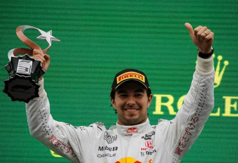 El corredor jalisciense aprovechó un incidente entre Fernando Alonso (Alpine) y Pierre Gasly (AlphaTauri) para escalar. 