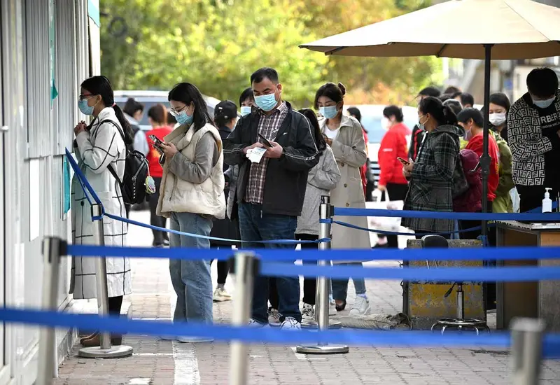 Las autoridades prefieren no arriesgarse e impusieron a decenas de miles de personas en Pekín medidas de confinamiento.