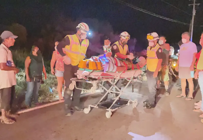 Paramédicos atienden a lesionado.