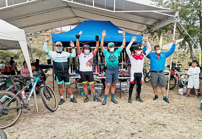 Ciclistas celebrando