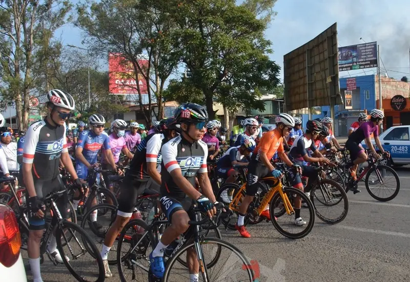 Ciclistas de Oaxaca con cascos