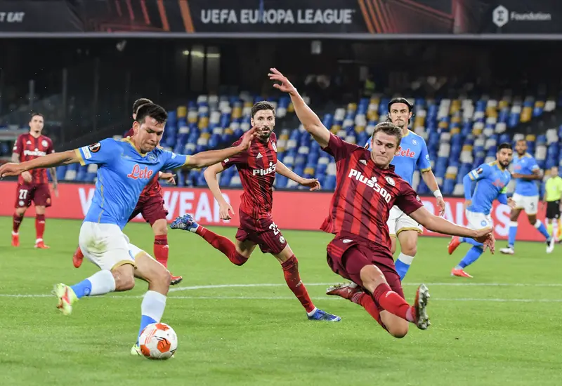 Chuky Lozano jugando.