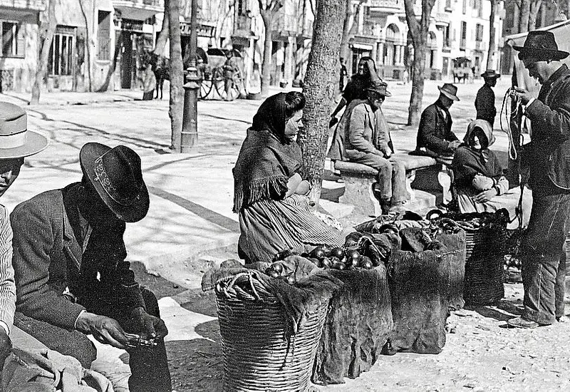 Gente vendiendo en la calle