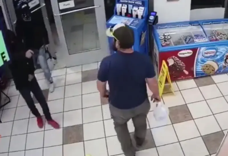El comprador derribó al ladrón, lanzó el arma lejos y esperó que llegara la policía y se hiciera cargo.
