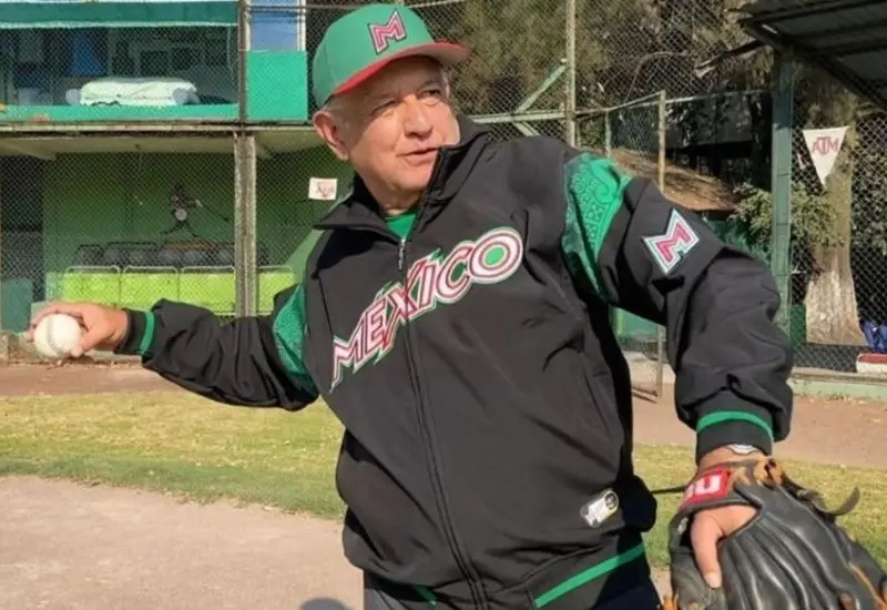En el material se observa como, tras batear, el Presidente intenta correr a primera base pero se detiene por el dolor en la pierna.