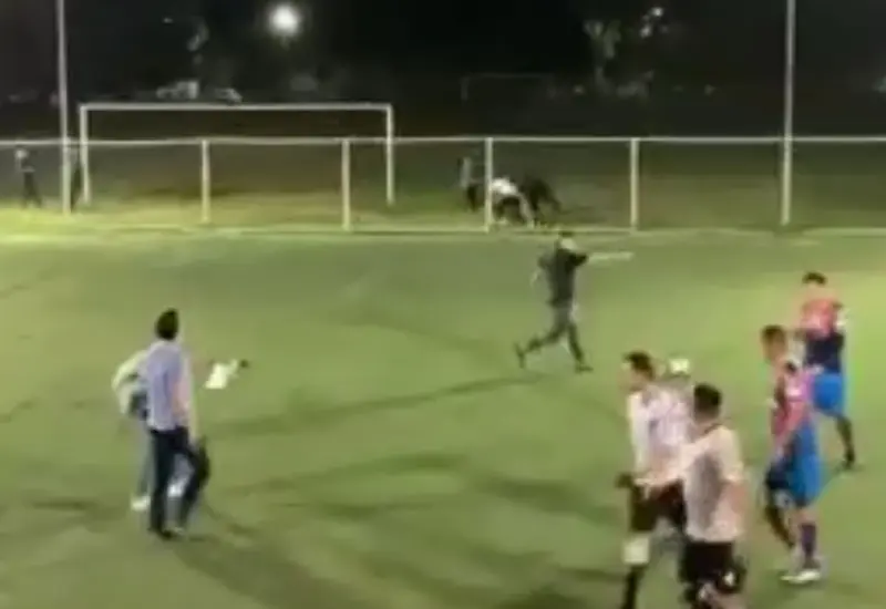 En el material se escucha la voz de un hombre que incita a otro que portaba la pistola para que le “metiera un balazo” al árbitro.