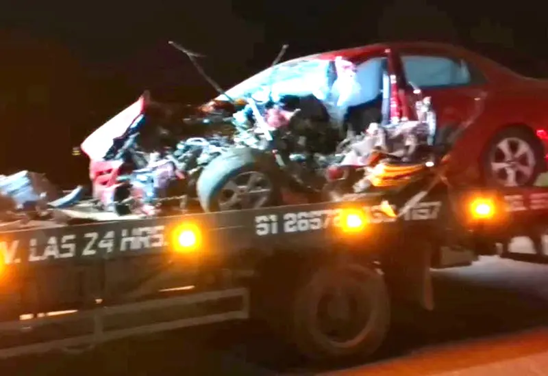 Auto estrellado sobre grúa