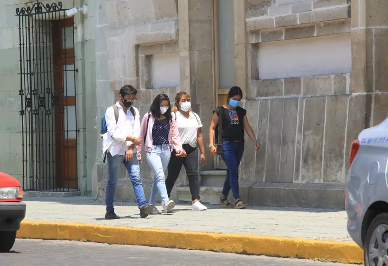 Jóvenes caminando