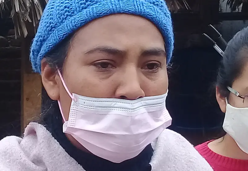 Mujer con cubreboca y gorro