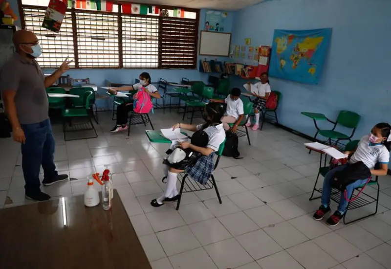 Estudiantes de kínder, primaria y secundaria regresarán a clases en noviembre.