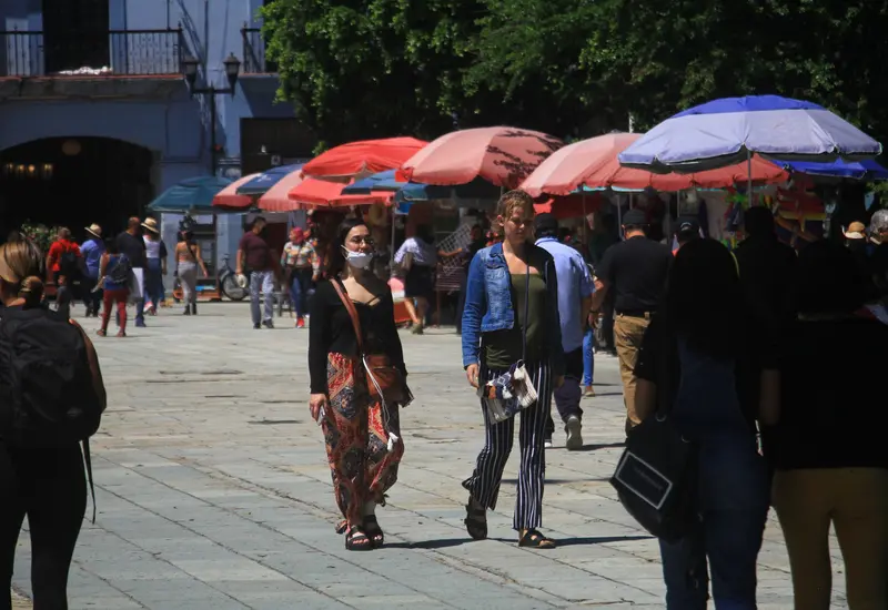 Personas caminando en Zócalo de Oaxaca