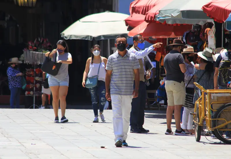 Personas caminando en el zócalo de Oaxaca