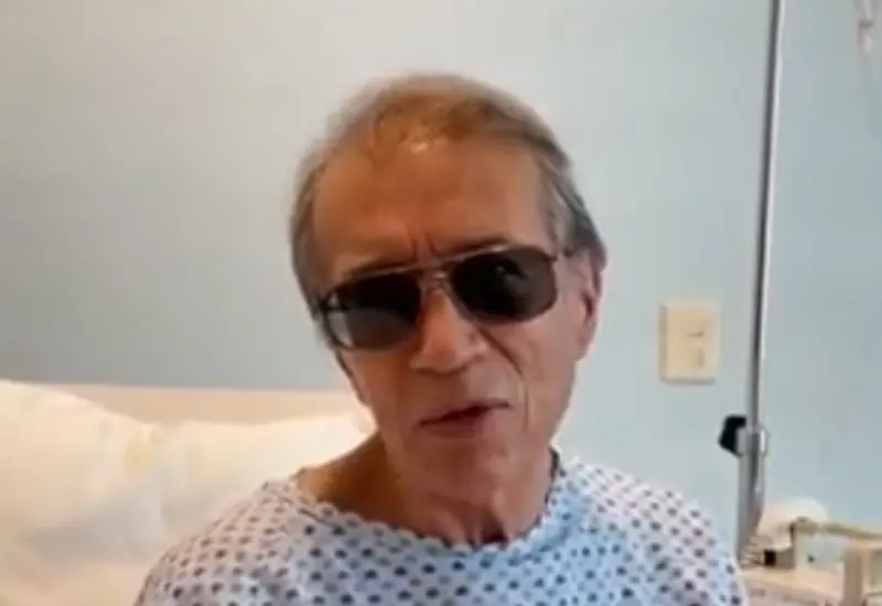 El intérprete de 71 años de edad explicó en un video la razón de su intervención quirúrgica.
