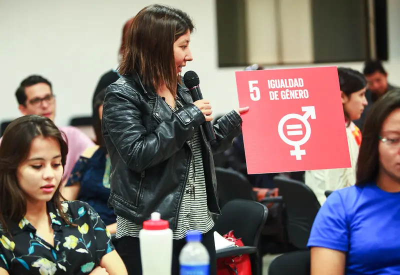 Mujer explicando la igualdad de género