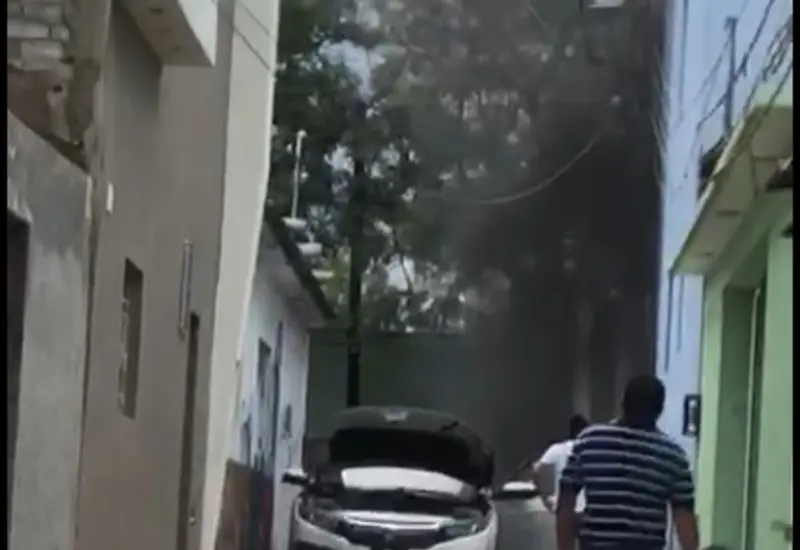 Auto incendiándose