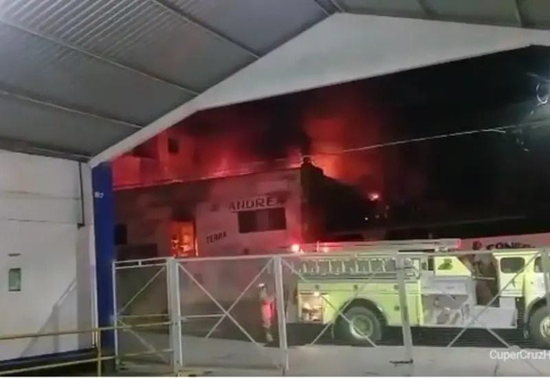 La tienda de ropa prendida en fuego.