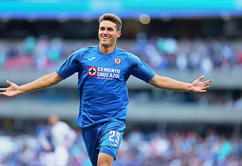 Jugador del Cruz Azul festejando