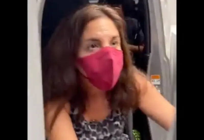 Al reclamarle que mueva su camioneta la mujer arremete pidiendo que no se metan con ella.