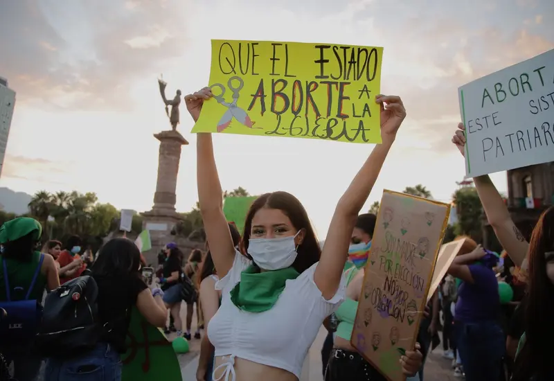 Feministas con pancartas
