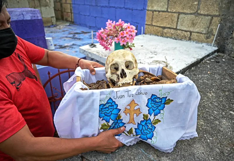 Limpieza de huesos de fieles difuntos