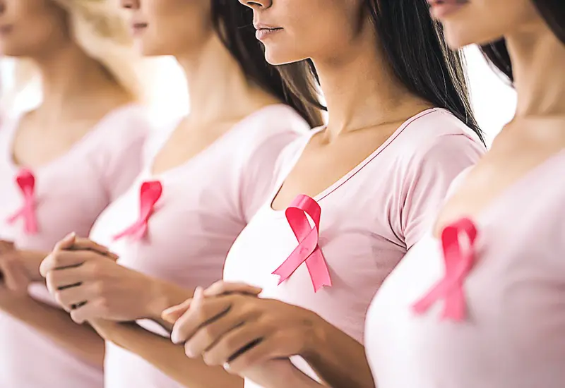 Mujeres vestidas de rosa