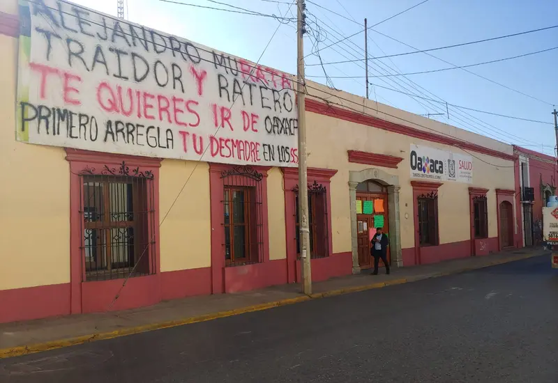 Cuelgan manta de protesta en SSO