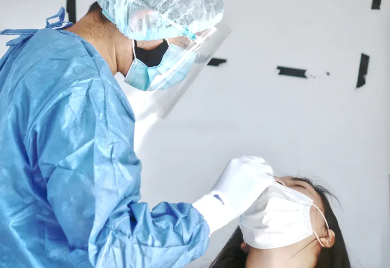 Médico haciendo prueba COVID