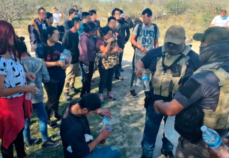 policías, migrantes, personas