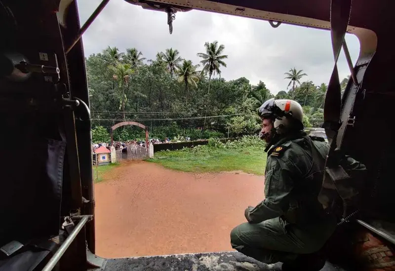 Soldado sobrevolando zona inundada de la india 