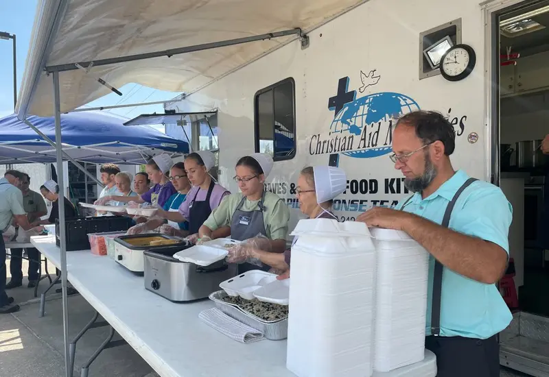 Misioneros sirviendo comida