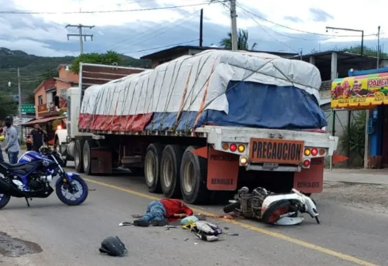 Motociclista impactado contra tráiler