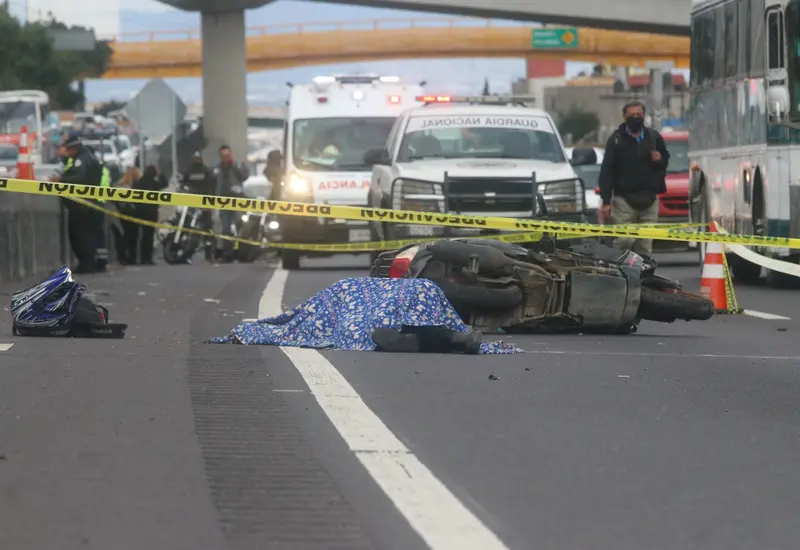 Motociclista en área acordonada
