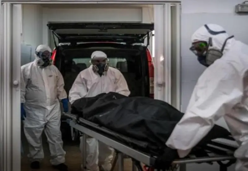 Personal médico transportando muerto