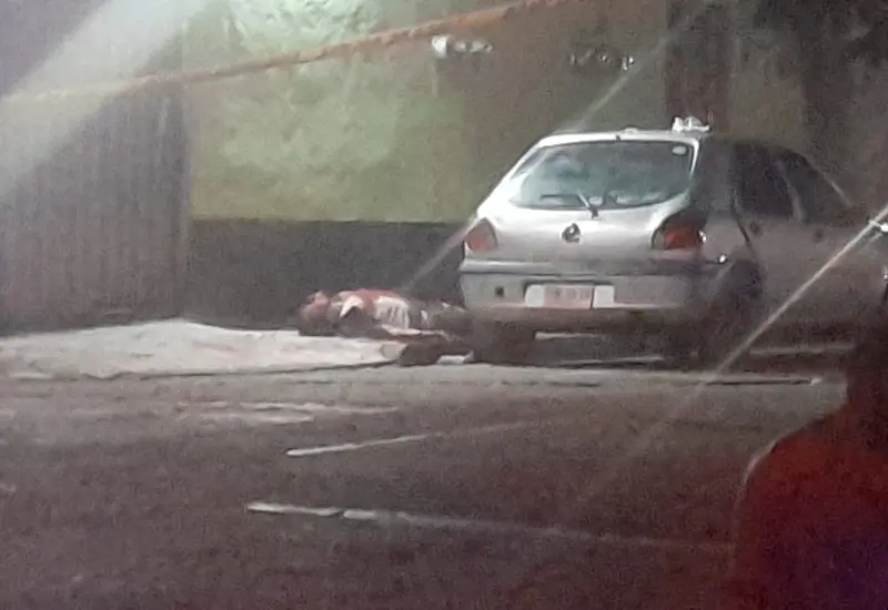 Obrero muerto en estacionamiento